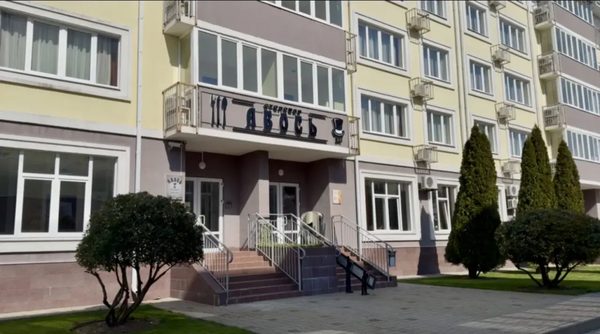 Вход в столовую «Авось»